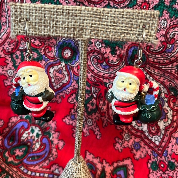 Santa earrings in shepherd hooks, really cute! - Picture 1 of 5